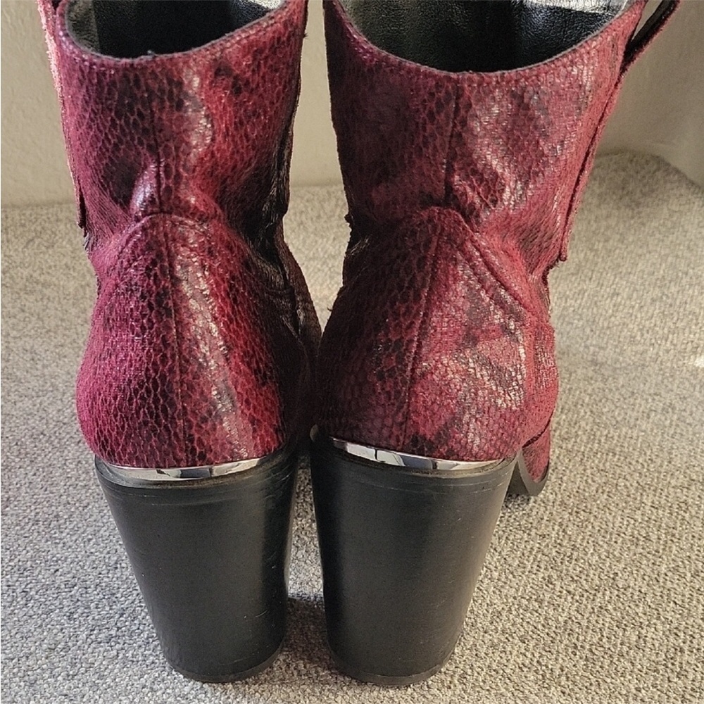 Steve Madden Women’s Red Snake Print Ankle Boots Size 10 - Picture 3 of 7
